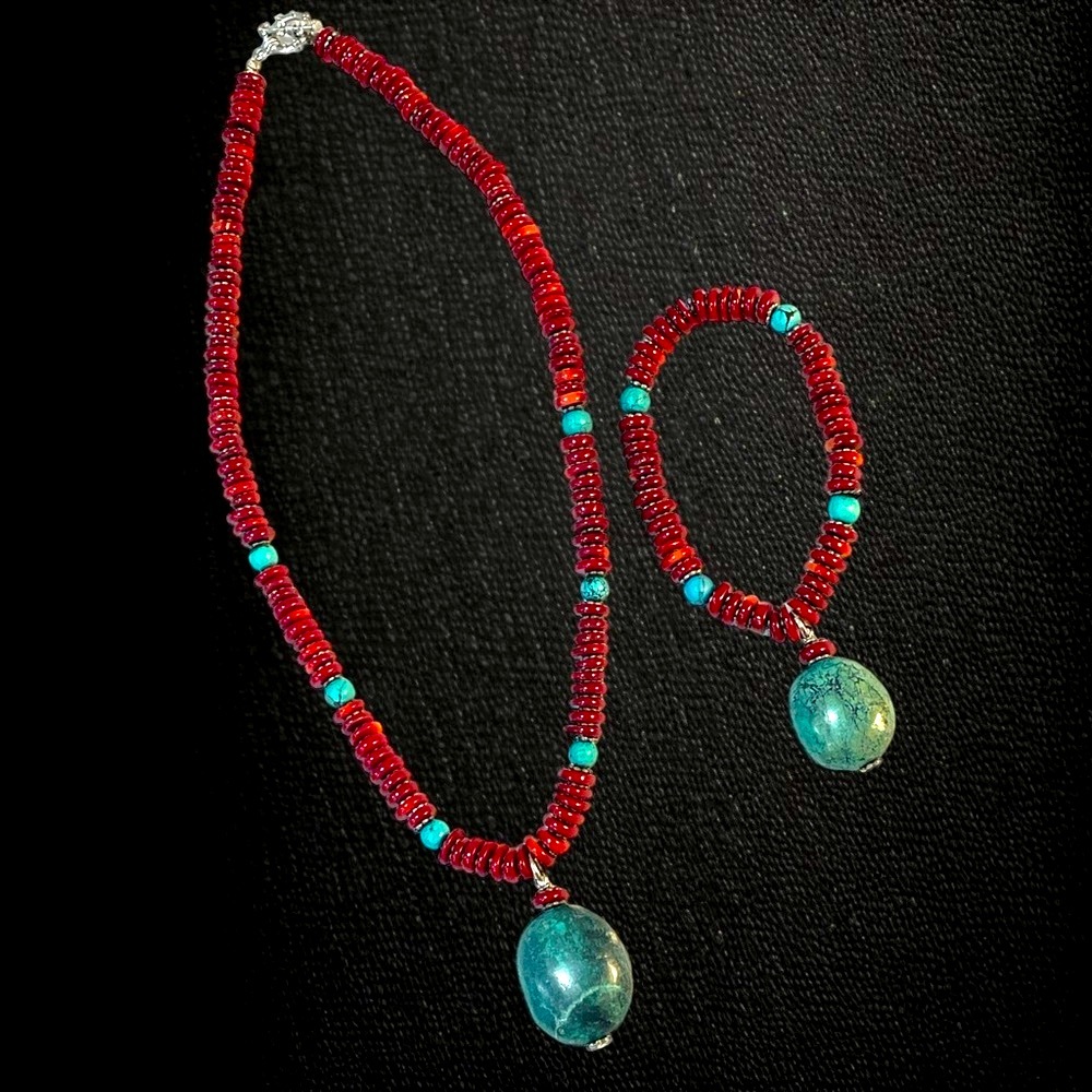 Stunning beaded stone necklace and bracelet set